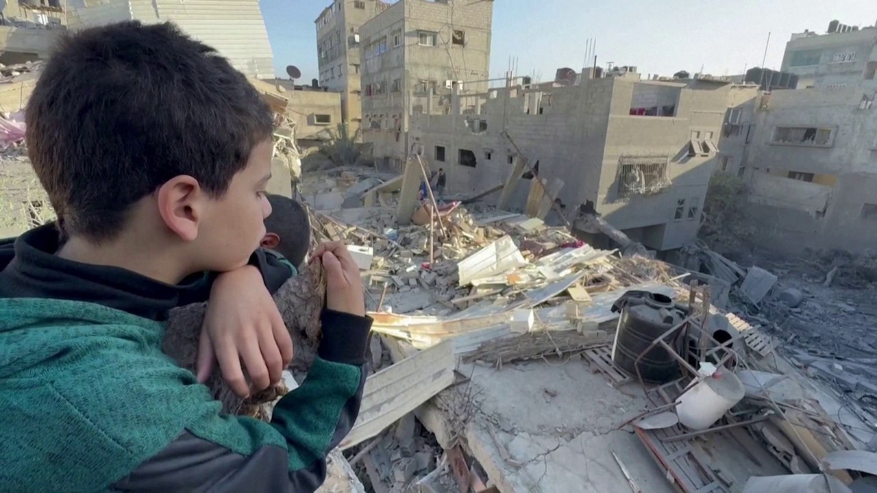 سكان #غزة يبحثون عن أقاربهم تحت الأنقاض بعد قصف إسرائيلي #العربية