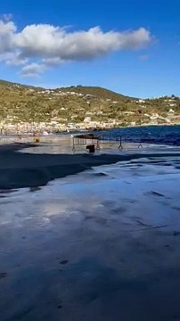 Lipari, attracchi difficili per gli aliscafi a causa delle mareggiate: disagi per residenti e turisti