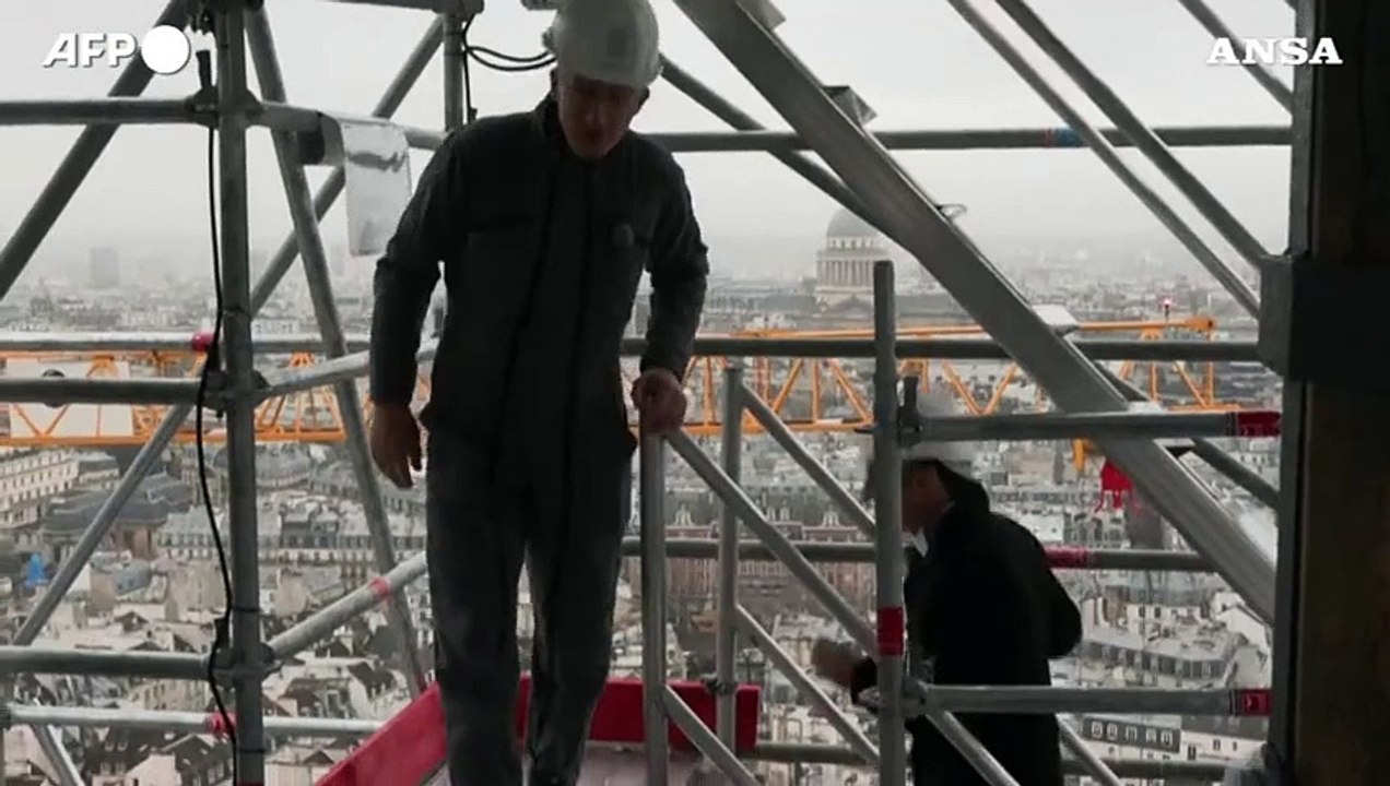 Macron sulla guglia di Notre Dame a un anno dalla riapertura