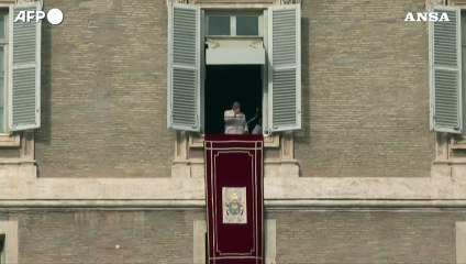 Il Papa all'Angelus, torna ad affacciarsi alla finestra