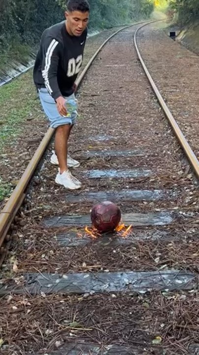 Jongles avec un ballon en feu