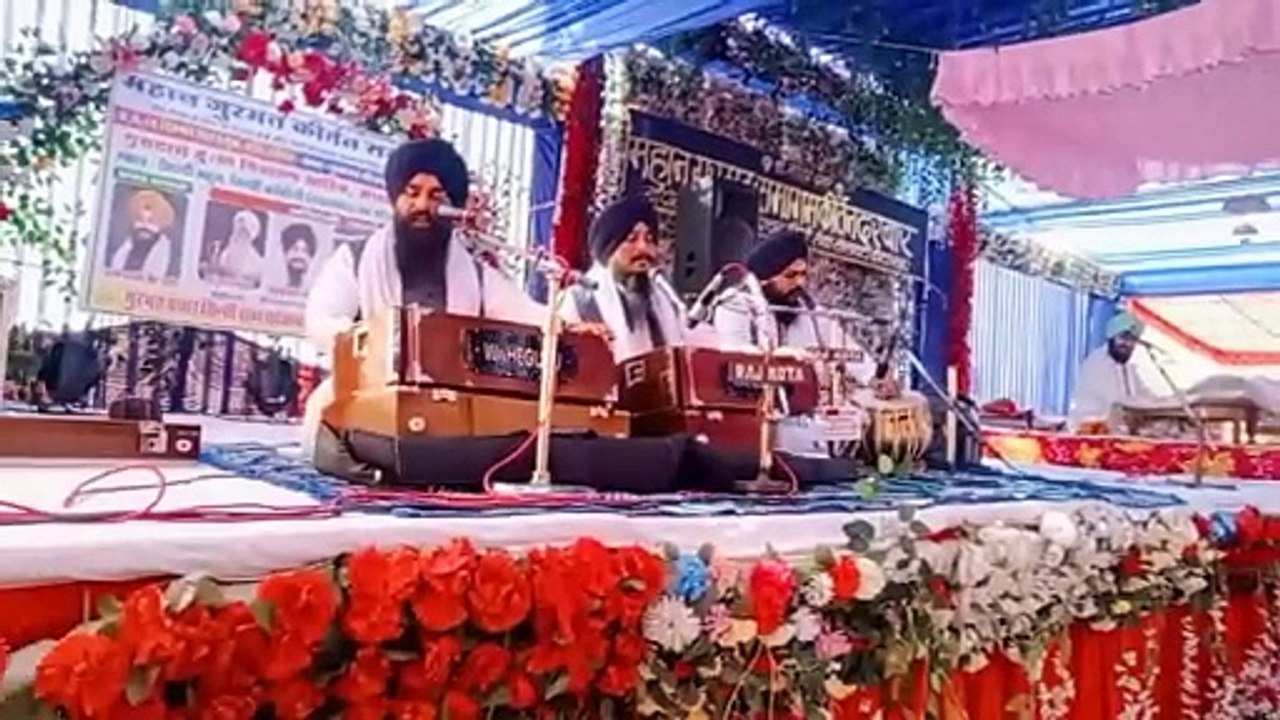 गुरुग्रन्थ साहब के सम्मुख मत्था टेका, कीर्तन का लिया आनंद
