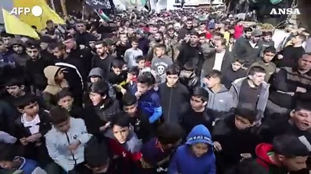 Palestinese ucciso in Cisgiordania, molte persone marciano per le strade di Azzun