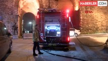 Fatih'te park halindeki otomobilde yangın çıktı