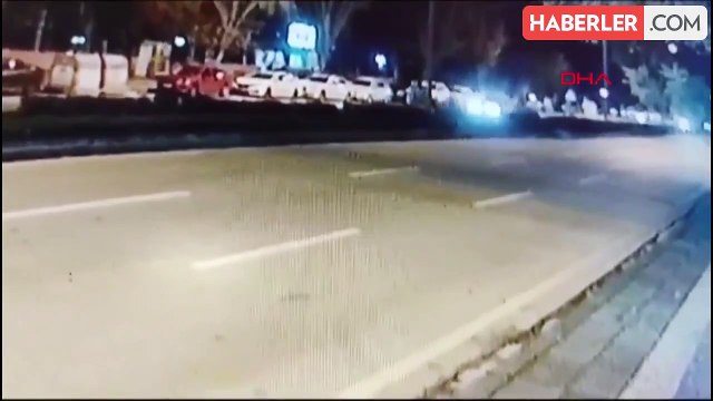 Babasının elini bırakarak yolun karşısına geçmeye çalışan çocuğa motosiklet çarptı