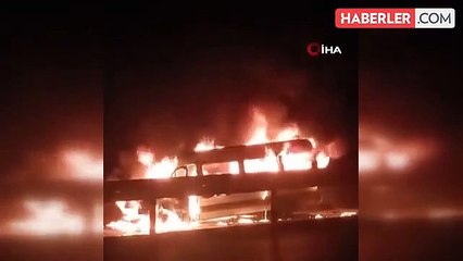 Bursa'da seyir halindeki servis minibüsü alev alev yandı