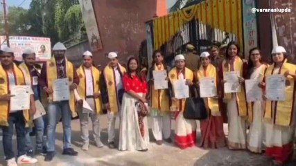 वाराणसी: अरे ये क्या! 400 बच्चों को पुलिस ने गेट पर रोका, बोला -‘फोटो खिंचवा लो और जाओ’