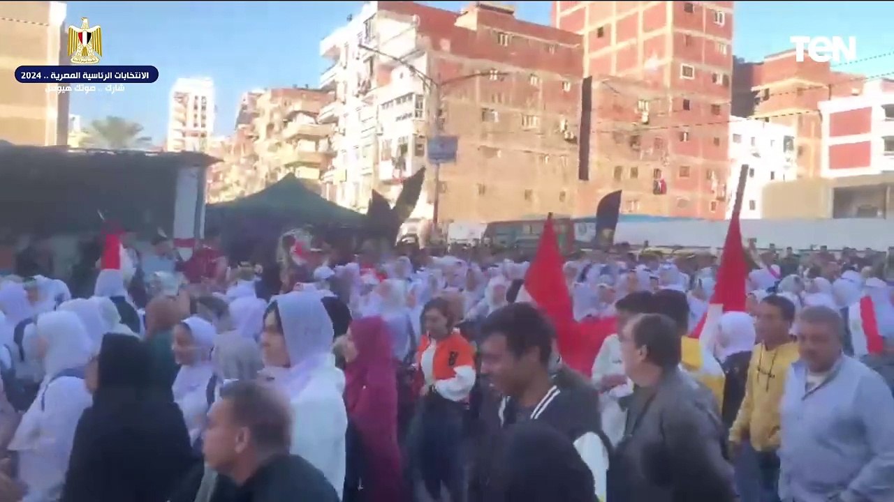 بهتافات تحيا مصر   المواطنين يتوافدون على لجان...