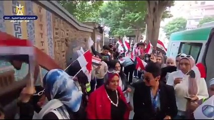 توافد أعداد غفيرة من المواطنين أمام مدرسة محمود سامي البارودي بجليم