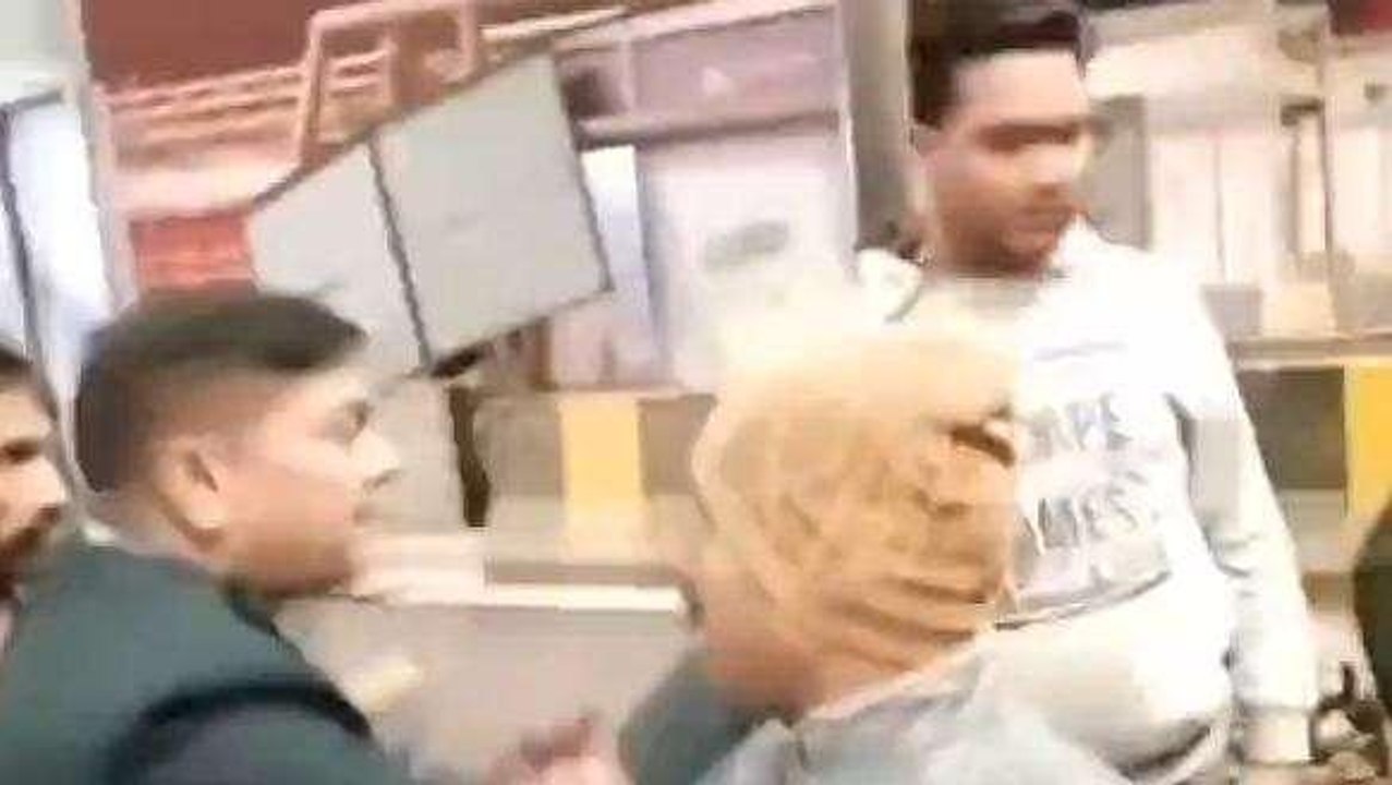 उन्नाव: टोलकर्मी ने डीआरडीओ अधिकारी के परिजनों से की बदसलूकी,वीडियो वायरल