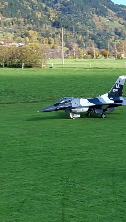 Landung F-16 beim Abfliegen in Piesendorf