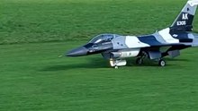 Landung F-16 beim Abfliegen in Piesendorf