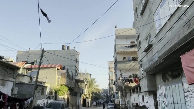 شاهد: عشرات القتلى والجرحى وانتشال من تحت الأنقاض جراء قصف إسرائيلي عنيف على خان يونس جنوبي قطاع غزة