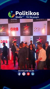 Hrithik Roshan POSES with dad Rakesh & Smriti Irani at an award function