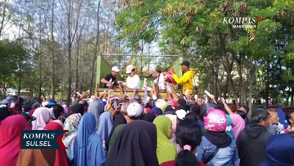 Ratusan Warga Berdesakan Saling Berebut Sembako Murah