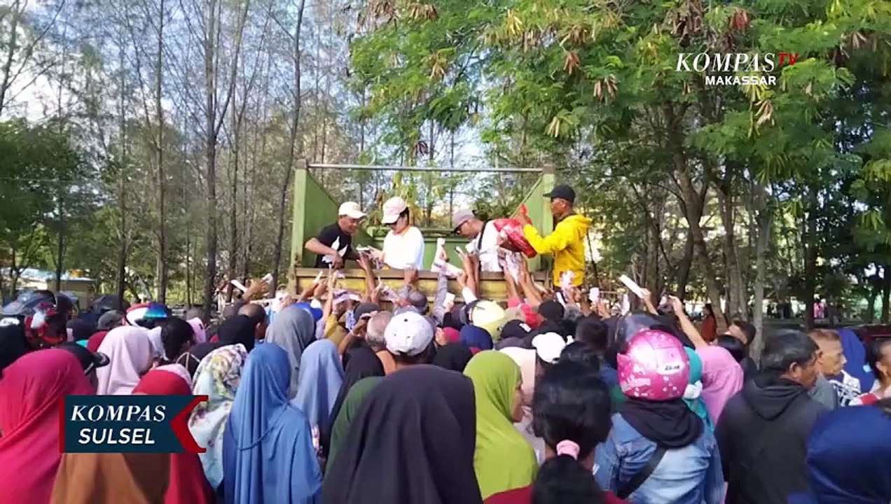 Ratusan Warga Berdesakan Saling Berebut Sembako Murah