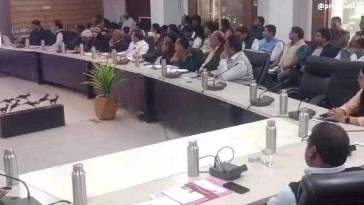 इंदौर: विकसित भारत संकल्प यात्रा शुरू, कलेक्टर ने समीक्षा बैठक में दिए निर्देश