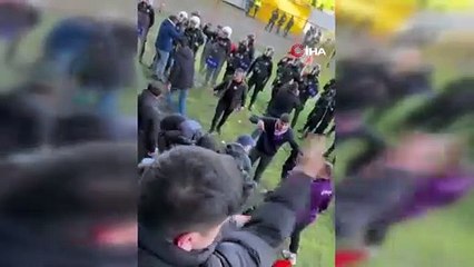 Taraftarlar kırdıkları koltukları sahaya fırlattı, polis biber gazıyla müdahale etti