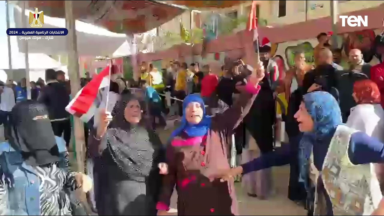 احتفالات وطوابير أمام لجنة مدرسة الإسلامية في حي المناخ ببورسعيد