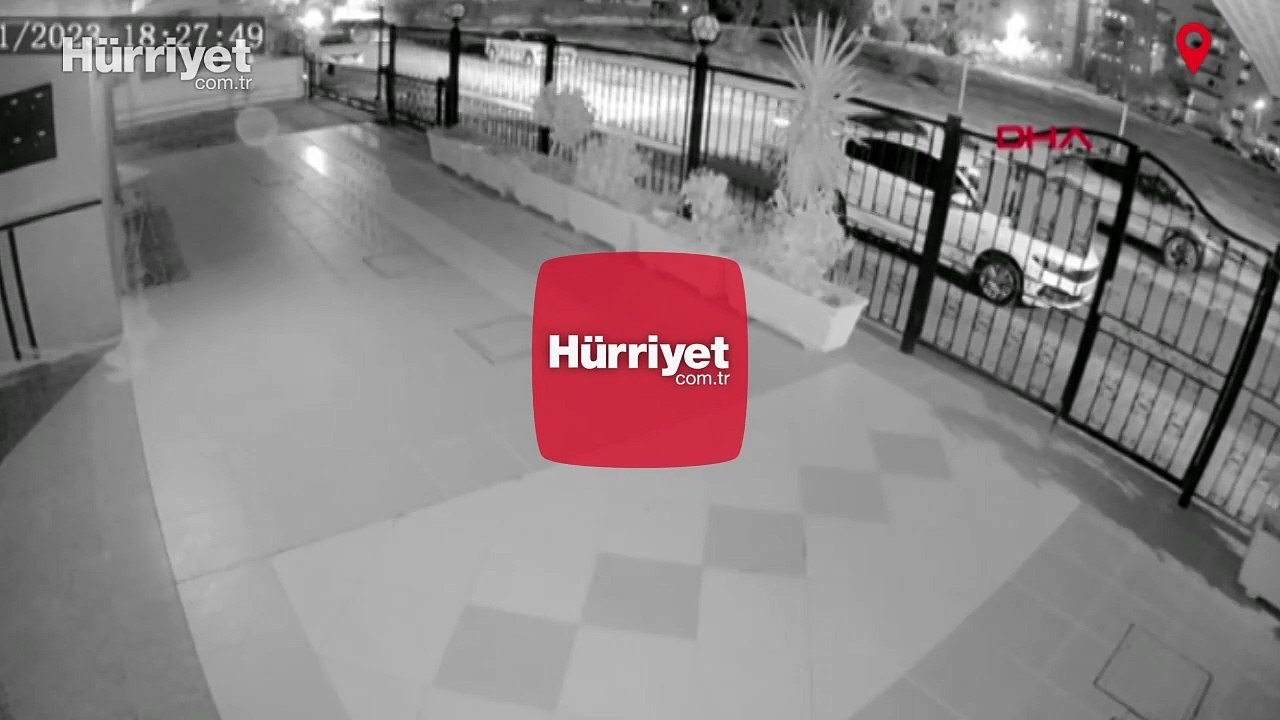 Yeni aldığı otomobili, komşusu taşla boydan boya çizdi!