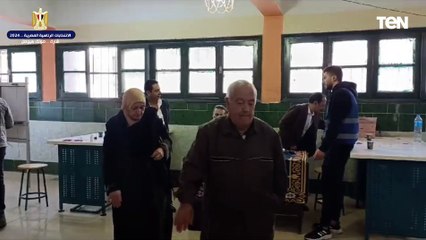 عمرهما يتجاوز 70 عاما ويقيمان في العريش.. مسن وزوجته  يقطعان مسافة 3 كيلو متر للتصويت في لجنة المغتربين بالزقازيق