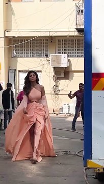 Majestic Shilpa Shetty's Magical Curves In A Pretty Peach Outfit