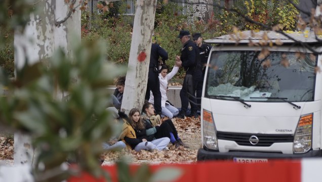 Vecinos y colectivos ecologistas se encadenan a los árboles para paralizar la tala que ha empezado en Madrid Río