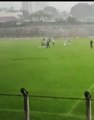 Jogador morre após ser atingido por raio em partida de futebol; vídeo