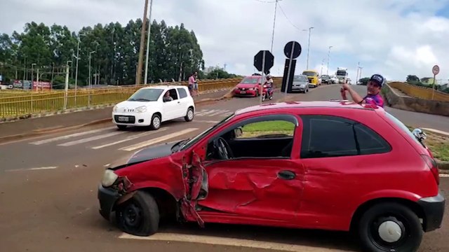 Celta e Sandero se envolvem em colisão no Viaduto da Rua Olindo Periolo, em Cascavel