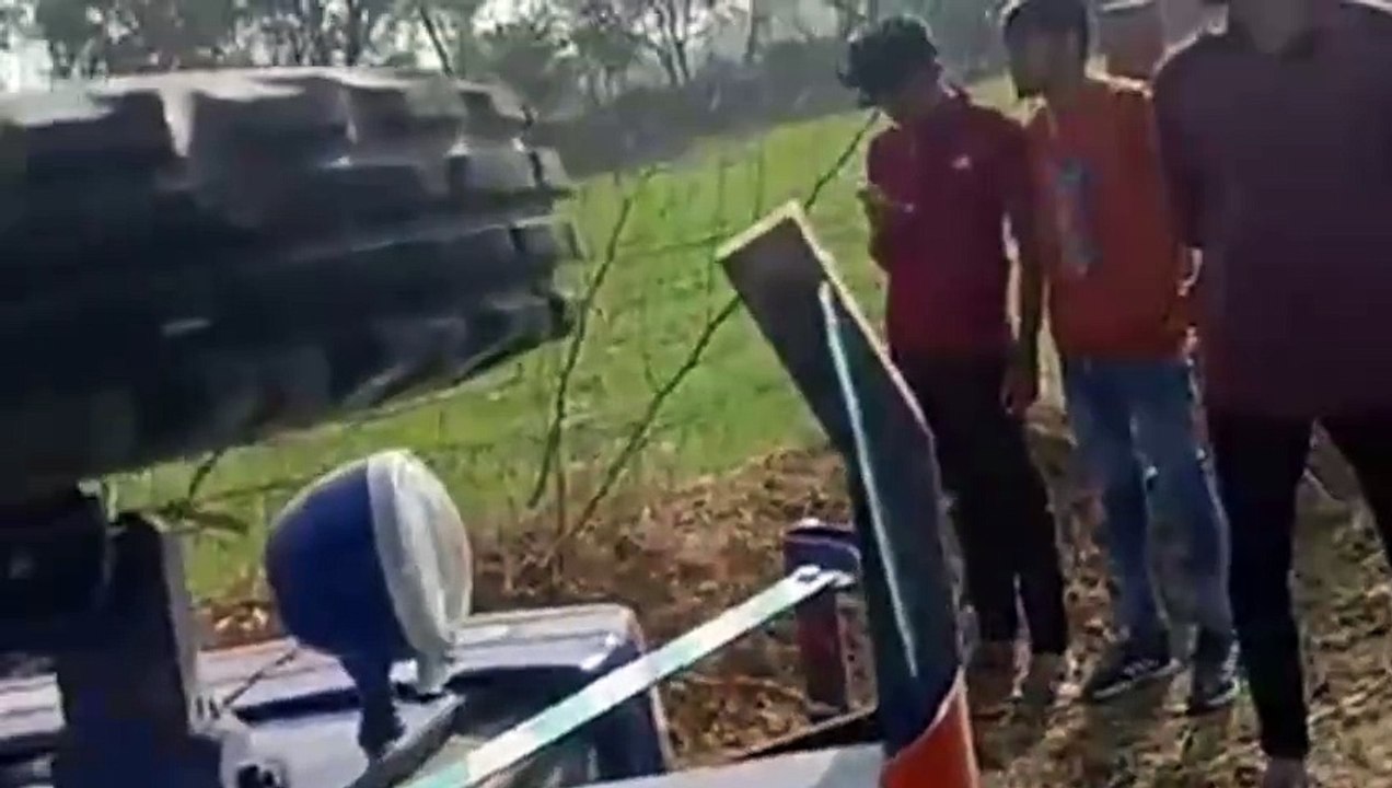 पिनान में मिट्टी से भरी ट्रैक्टर ट्रॉली पलटी