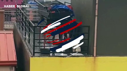 Duygulandıran anlar: Sahibi tarafından sevilmeyen köpek çatıda üzgün ve sırılsıklam halde görüntülendi