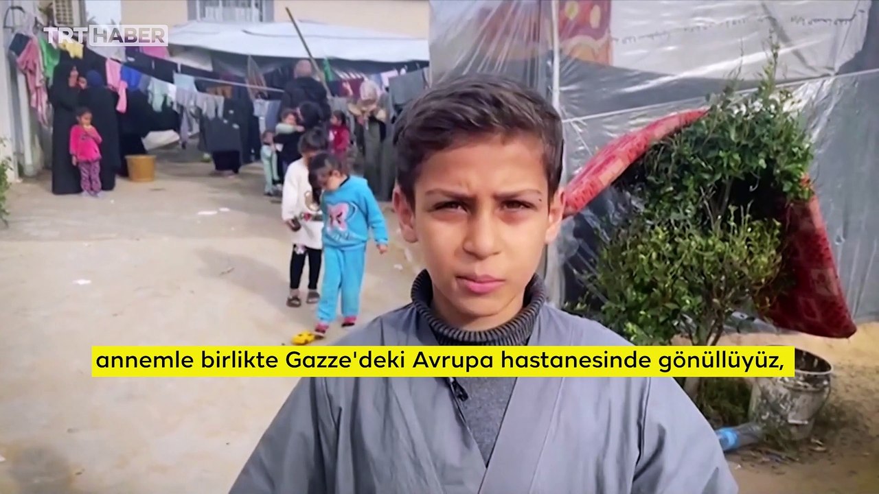 Gazzeli çocuk annesinin ilaç dağıtmasına yardım...