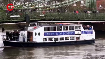 Taraftarları taşıyan tekne köprüye sıkıştı