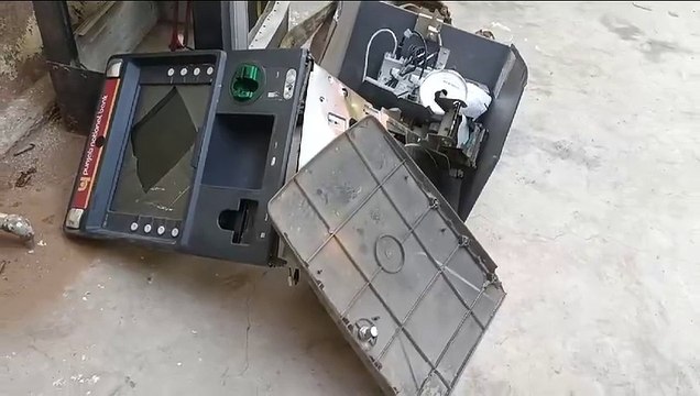 5 मिनट में उखाड़ ले गए 20 लाख रुपए से भरा एटीएम