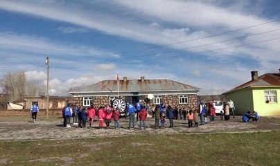 Bir Çocuğun Duası İnsani Yardım Derneği Muş'taki Köy Çocuklarına Kışlık Giysi Dağıttı