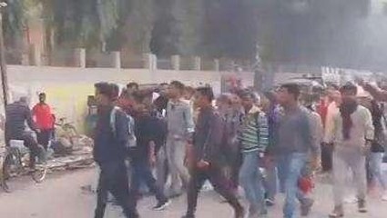 पूर्णिया: PG छात्रा की संदिग्ध मौत के विरोध में छात्र-छात्रा उतरे सड़क पर