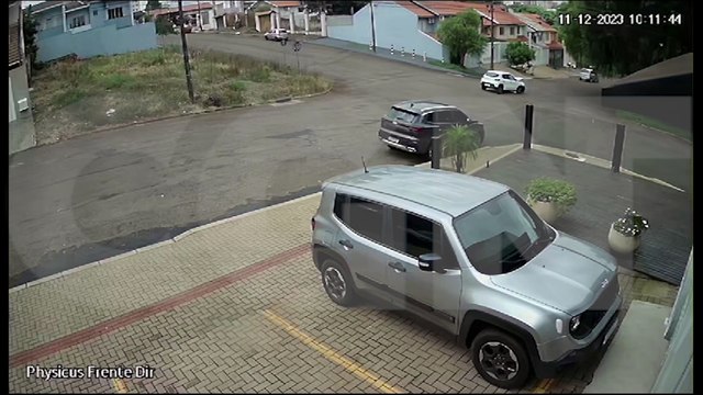 Vídeo mostra colisão entre carros no cruzamento das Ruas Santa Catarina e Visconde do Rio Branco
