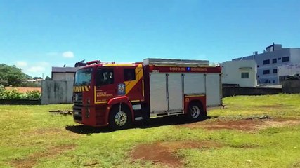 Maquinário pega fogo no Bairro Pacaembu e Corpo de Bombeiros é mobilizado