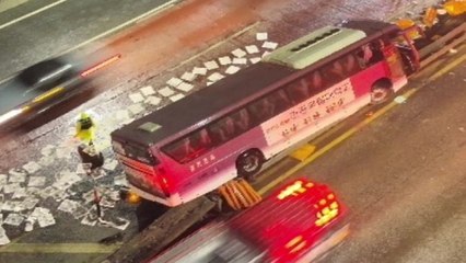 충북에서 고속버스가 중앙분리대 충돌...13명 다쳐 / YTN