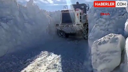 Hakkari'de Karla Mücadele Ekipleri Zor Anlar Yaşıyor