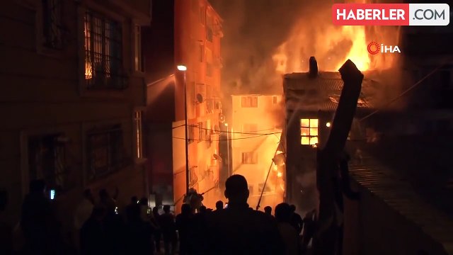 Beyoğlu Yenişehir Mahallesi'nde 3 katlı ahşap binada yangın