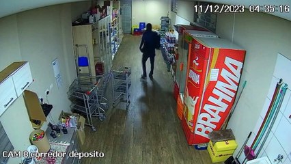 Suspeitos quebram parede de posto de combustível e roubam cofre no PR