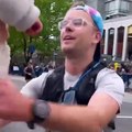 Il termine le marathon de Vancouver avec sa petite fille dans les bras !