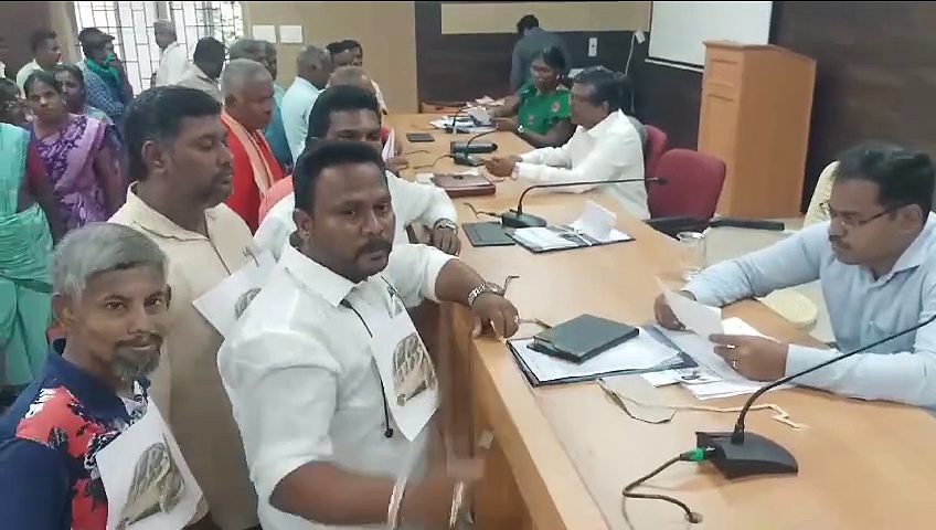 ஆமை வேகத்தில் நடைபெறும் நெடுஞ்சாலை பணிகள்; மக்கள் ஜனநாயக கட்சியினர் விசித்திர போராட்டம்