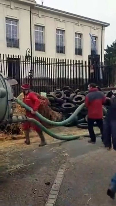 Les agriculteurs français manifestent à coup de litres de fumier