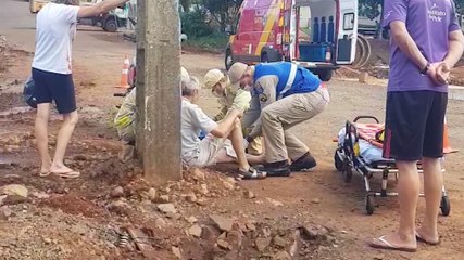 Motociclista sofre queda em obra de recuperação de asfalto e fica ferido