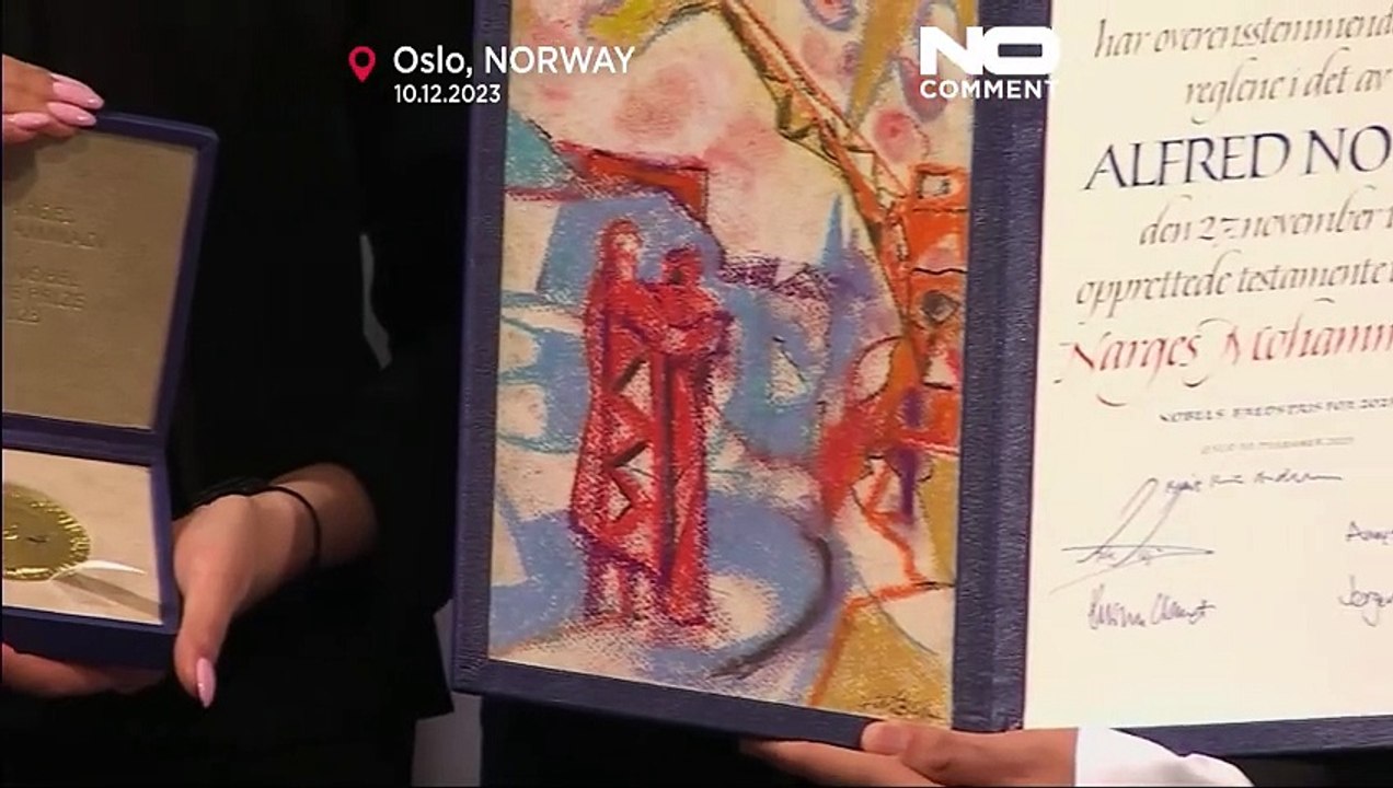 لحظه اهدای لوح و مدال صلح نوبل به فرزندان نرگس محمدی در اسلوی نروژ؛ تشویق حاضران و اجرای موسیقی