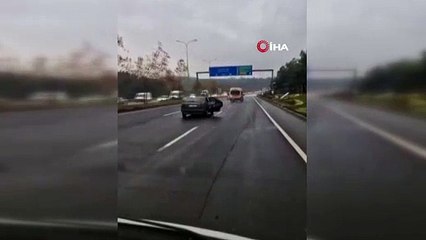 Trafikte tehlikeli anlar! Kapısı açık halde seyretti