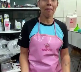 Funcionária de pet shop dança com cachorro durante banho; veja vídeo