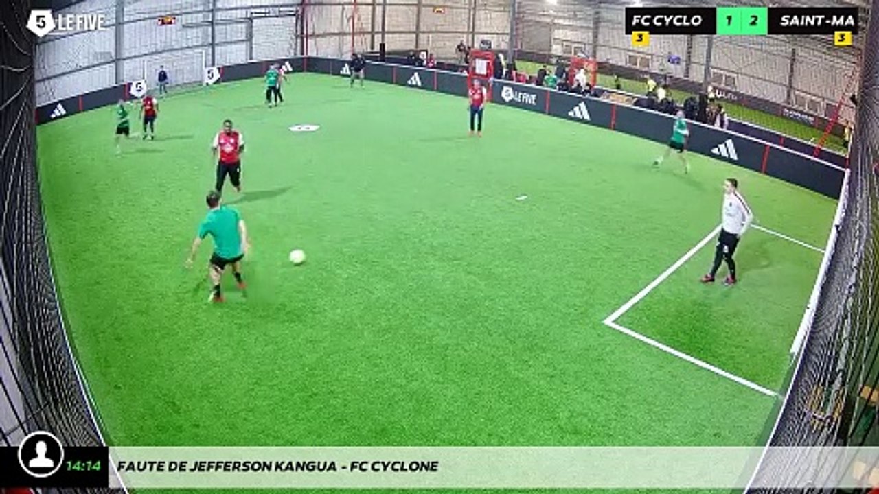 Faute de Jefferson Kangua - FC Cyclone